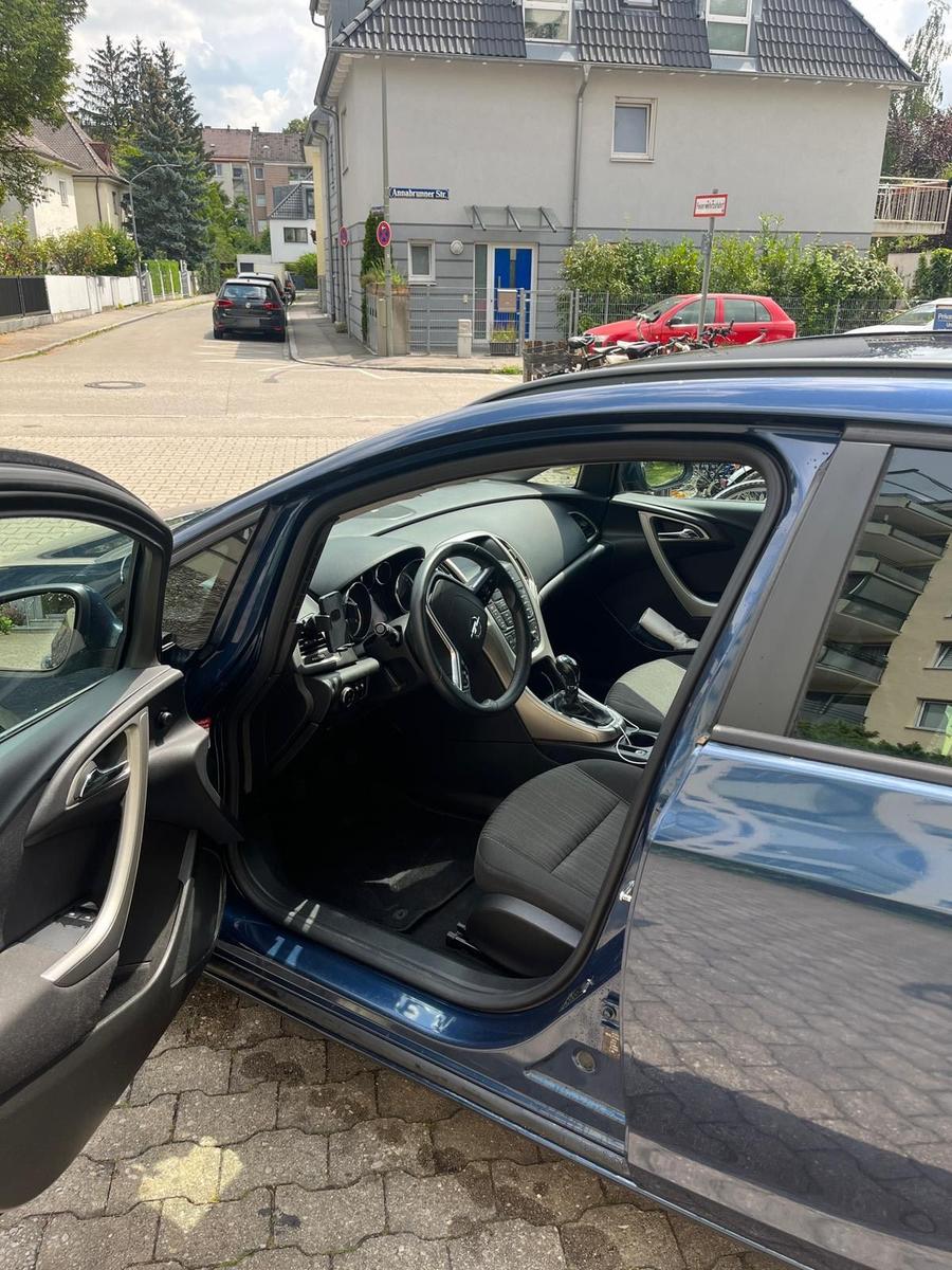 Opel Astra 2011 — photo 7