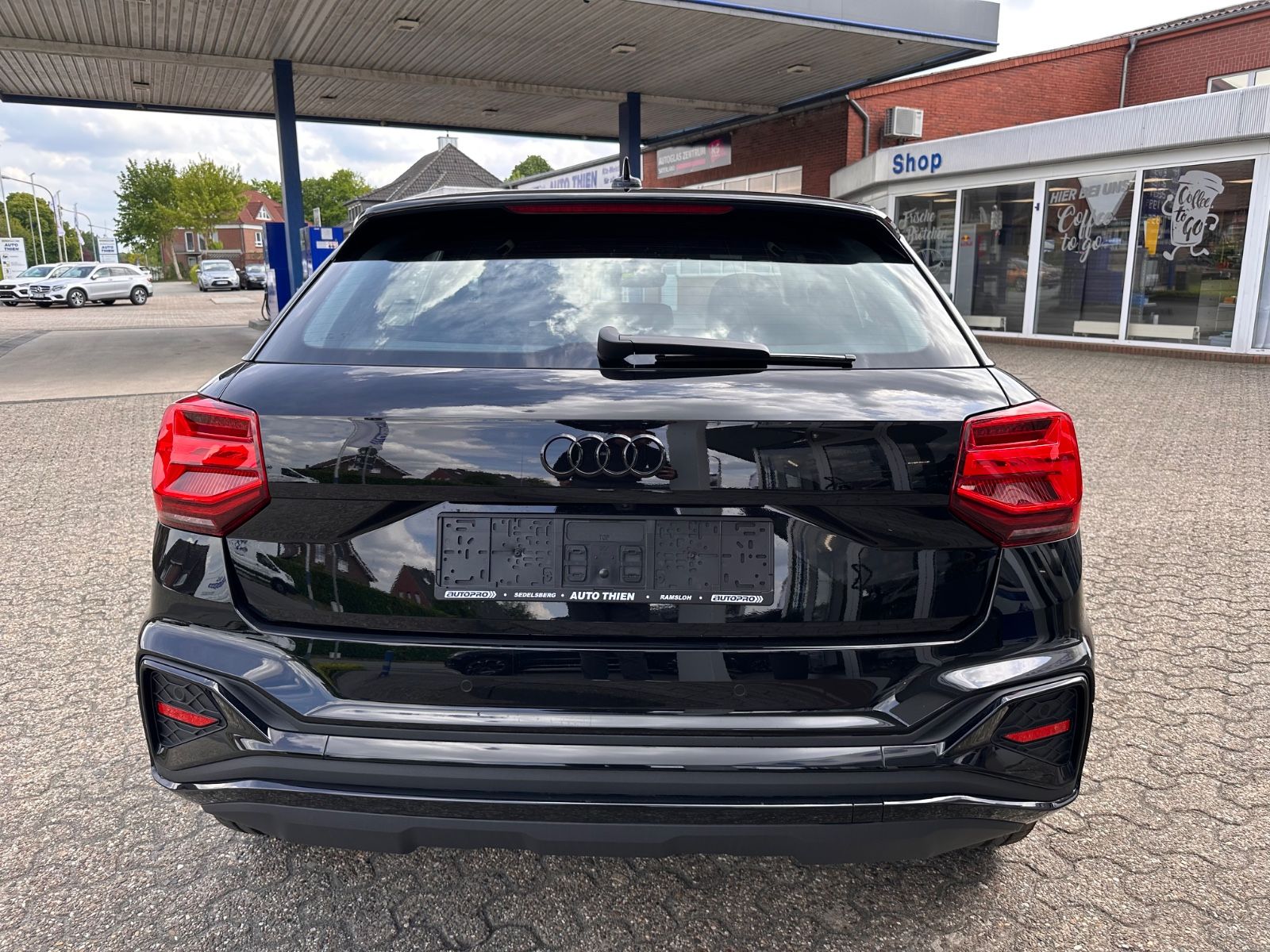 Fahrzeugabbildung Audi Q2 35 TDI S line S Tronic Matrix/Black/APP/Navi