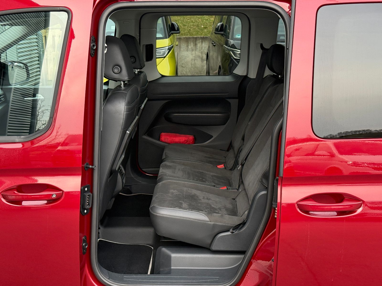 Fahrzeugabbildung Volkswagen Caddy Style TDI DSG ACC AHK Navi LED Pano Sthz