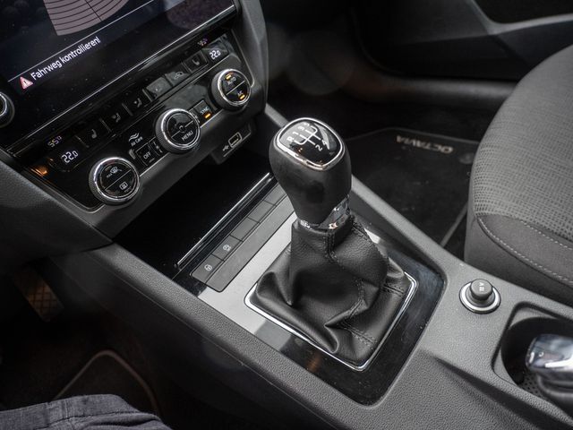 Octavia Combi 1.6 TDI Style PDC SHZ NAVI LED