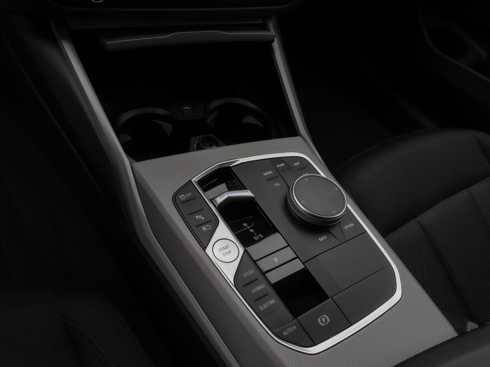 Fahrzeugabbildung BMW 330e Individual DAB HiFi Fernlichtassist PDC LED