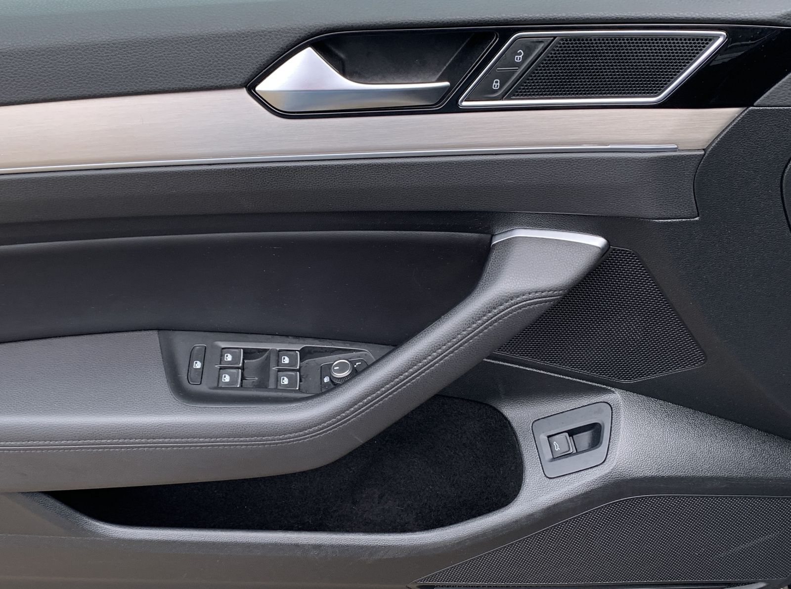 Fahrzeugabbildung Volkswagen Passat Variant 2.0 TDI*R-Line*STHZ*AHK*Alcantara