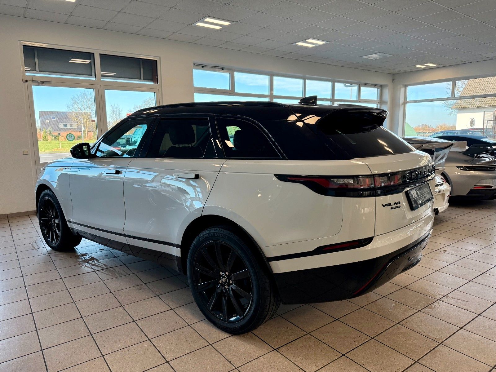 Fahrzeugabbildung Land Rover Range Rover Velar P250 R-Dynamic SE DesignPaket