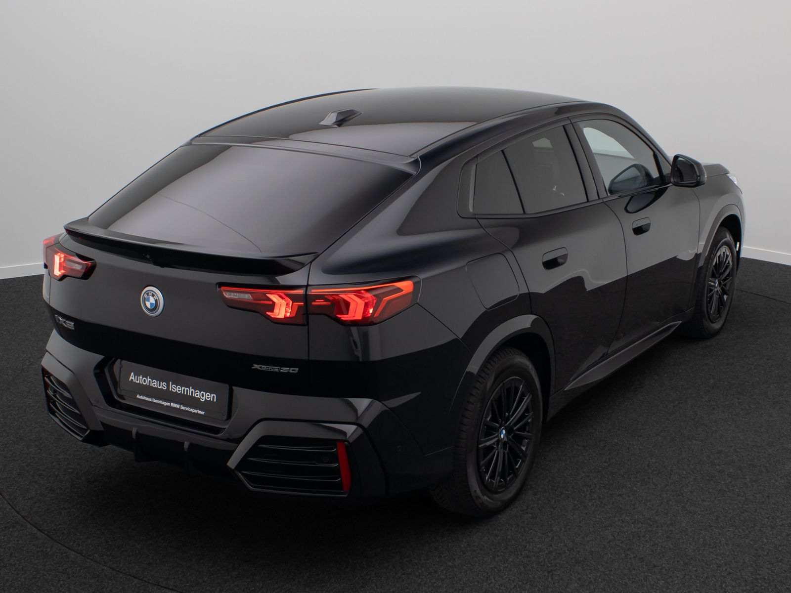Fahrzeugabbildung BMW iX2 xD30 M Sport 360&deg;HUD DAB H/K Komfort AHK ACC