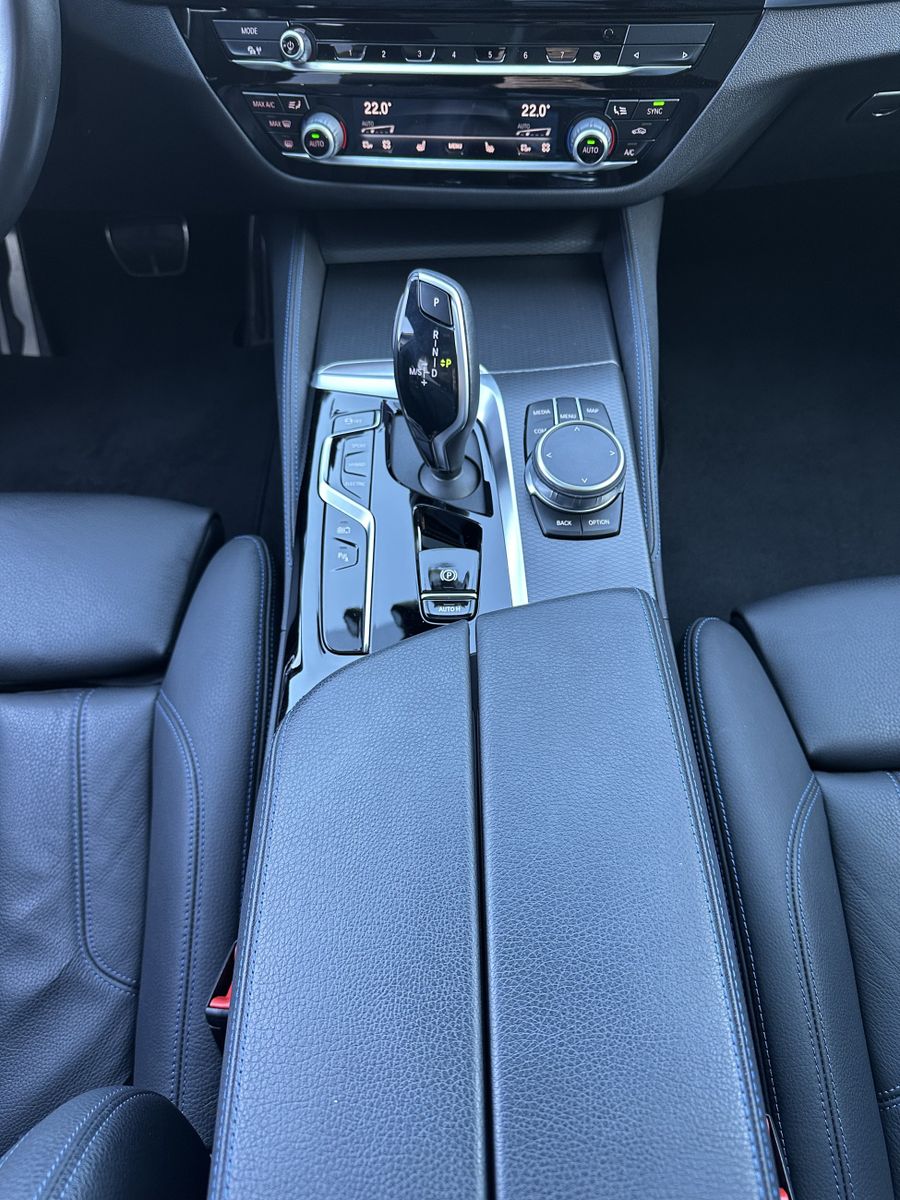 Fahrzeugabbildung BMW 530e Touring xDrive M-Sport NAV+LED+PANORAMA+HUD