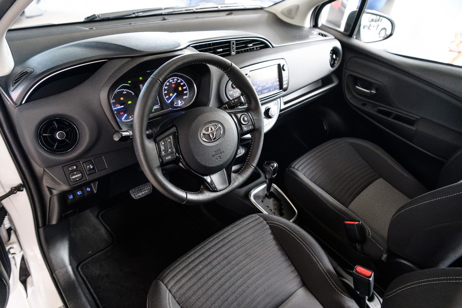 Fahrzeugabbildung Toyota Yaris Hybrid Team D+NAVI+SHZ+RFK+GJR+ALU+BICOLOR