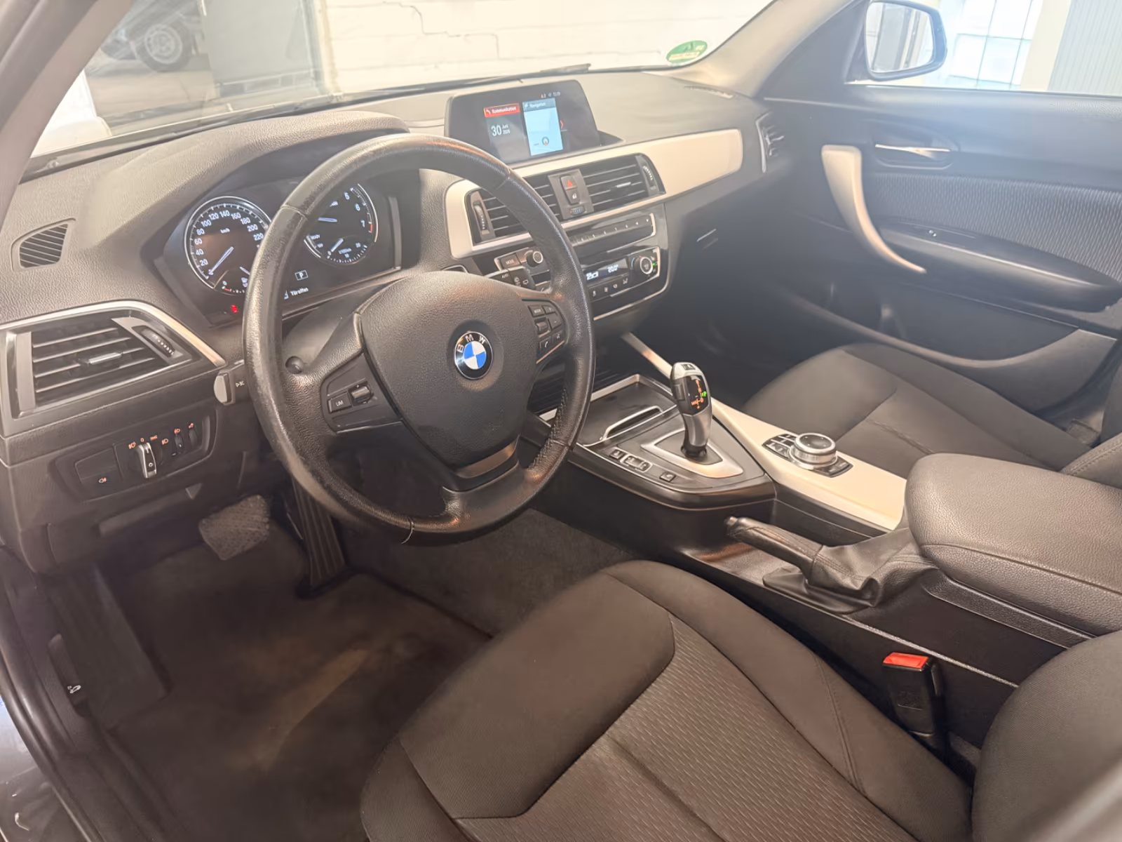 BMW 118i Aut. 5-türig Navi Shz PDC Tempo Klimaaut.
