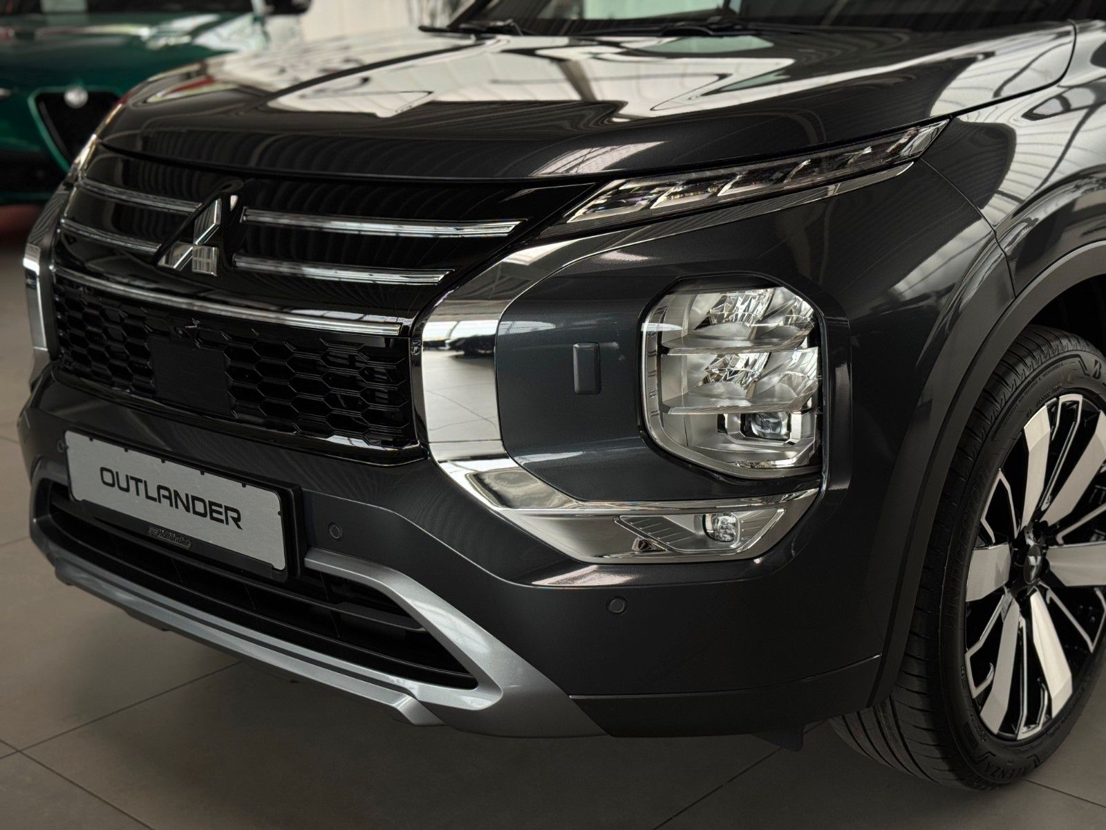 Fahrzeugabbildung Mitsubishi Outlander 2.4PLUG-IN HYBRID 4WD TOP Luxury-Paket