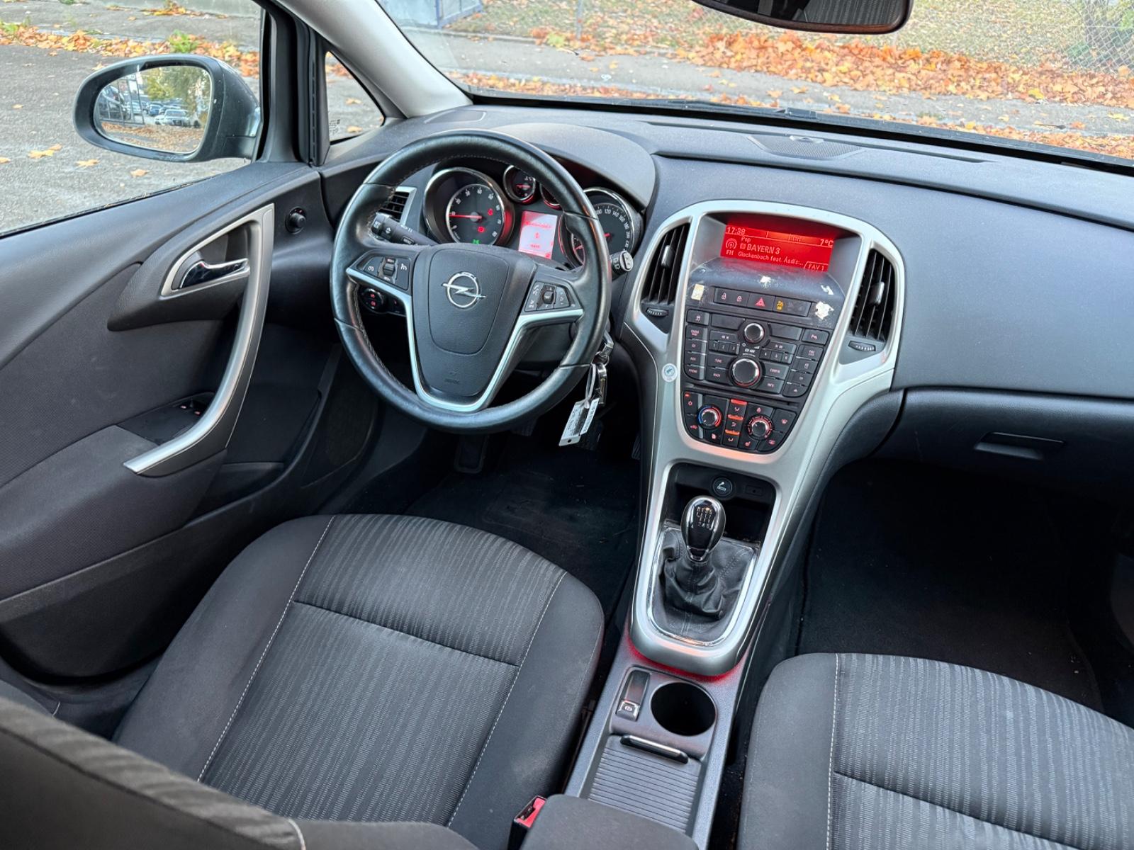 Opel Astra 2011 — photo 10