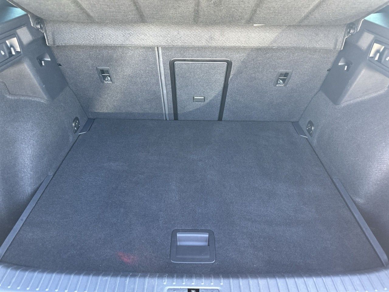 Fahrzeugabbildung CUPRA Formentor VZ 2.0 TSI 245 PS DSG - mit KI generiert/bearbeitet