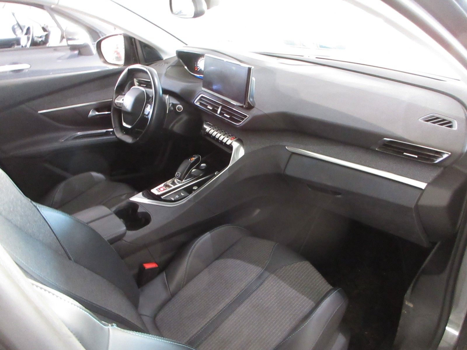 Fahrzeugabbildung Peugeot 5008 Allure 1.2T LED/NAVI/AHK/R´CAM/BLIS