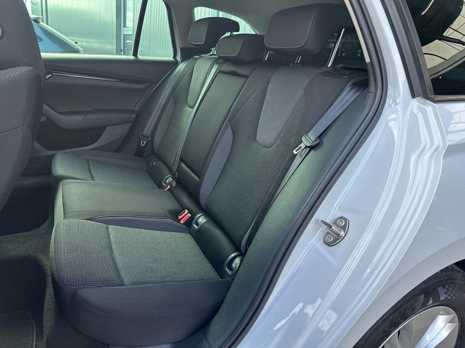 Fahrzeugabbildung SKODA Octavia Combi 2.0 TDI DSG Ambition NAV+LED+ACC