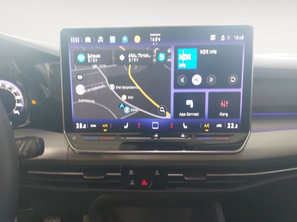 Fahrzeugabbildung Volkswagen Golf Variant 1.5 TSI Life AHZV Navi LED