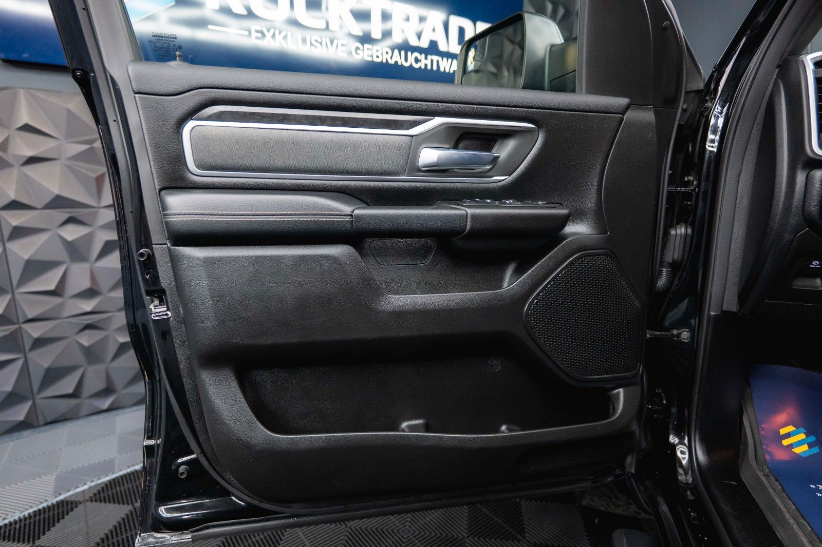 Fahrzeugabbildung Dodge RAM 5.7 V8 HEMI 4x4 Offroad Night-Paket LED 19%