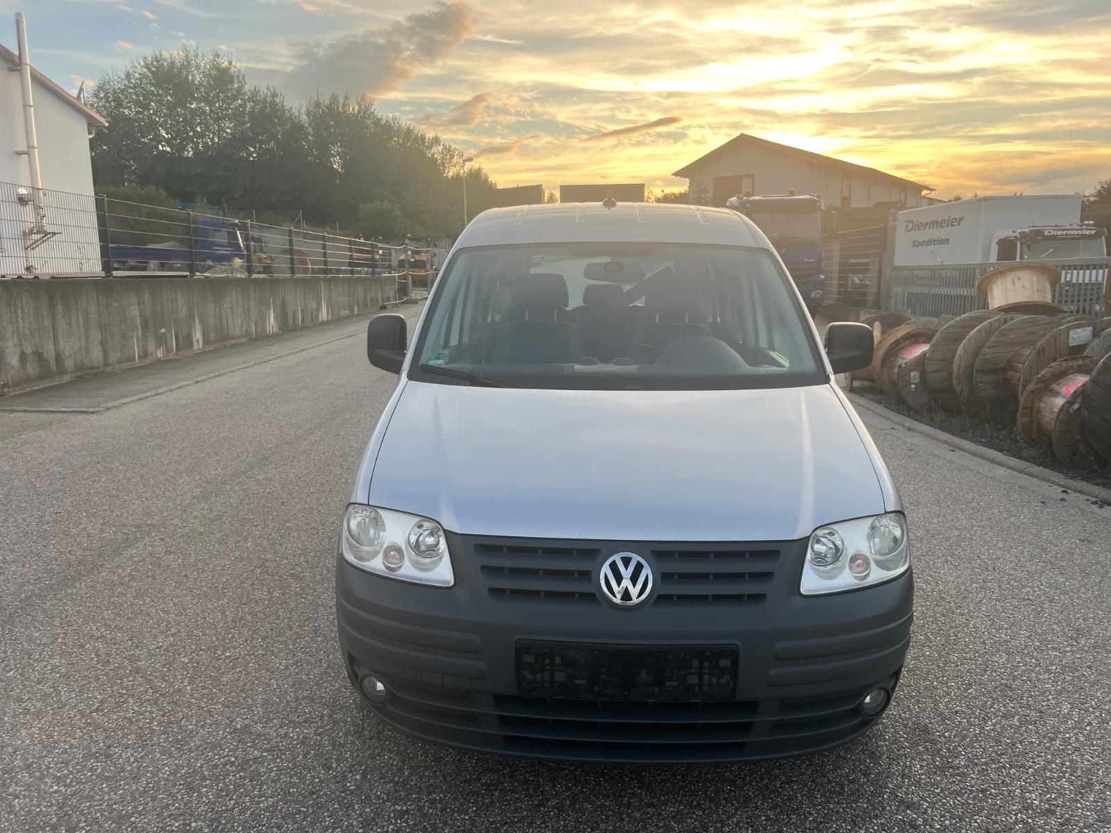 Volkswagen Caddy 2010 — rear view