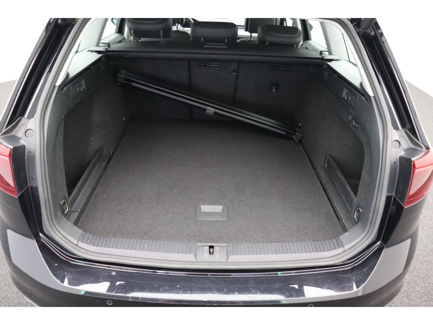 Fahrzeugabbildung Volkswagen Passat Variant 2.0 TDI DSG elegance R-LINE AHK
