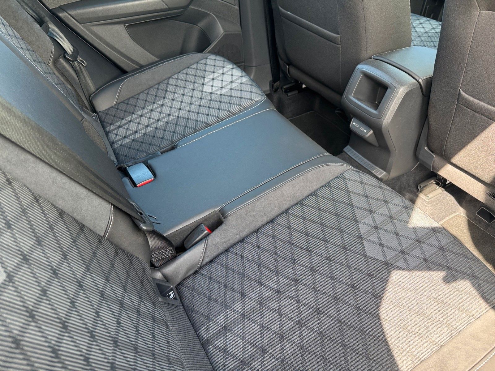 Fahrzeugabbildung Volkswagen T-Cross 1.0 TSI R-Line