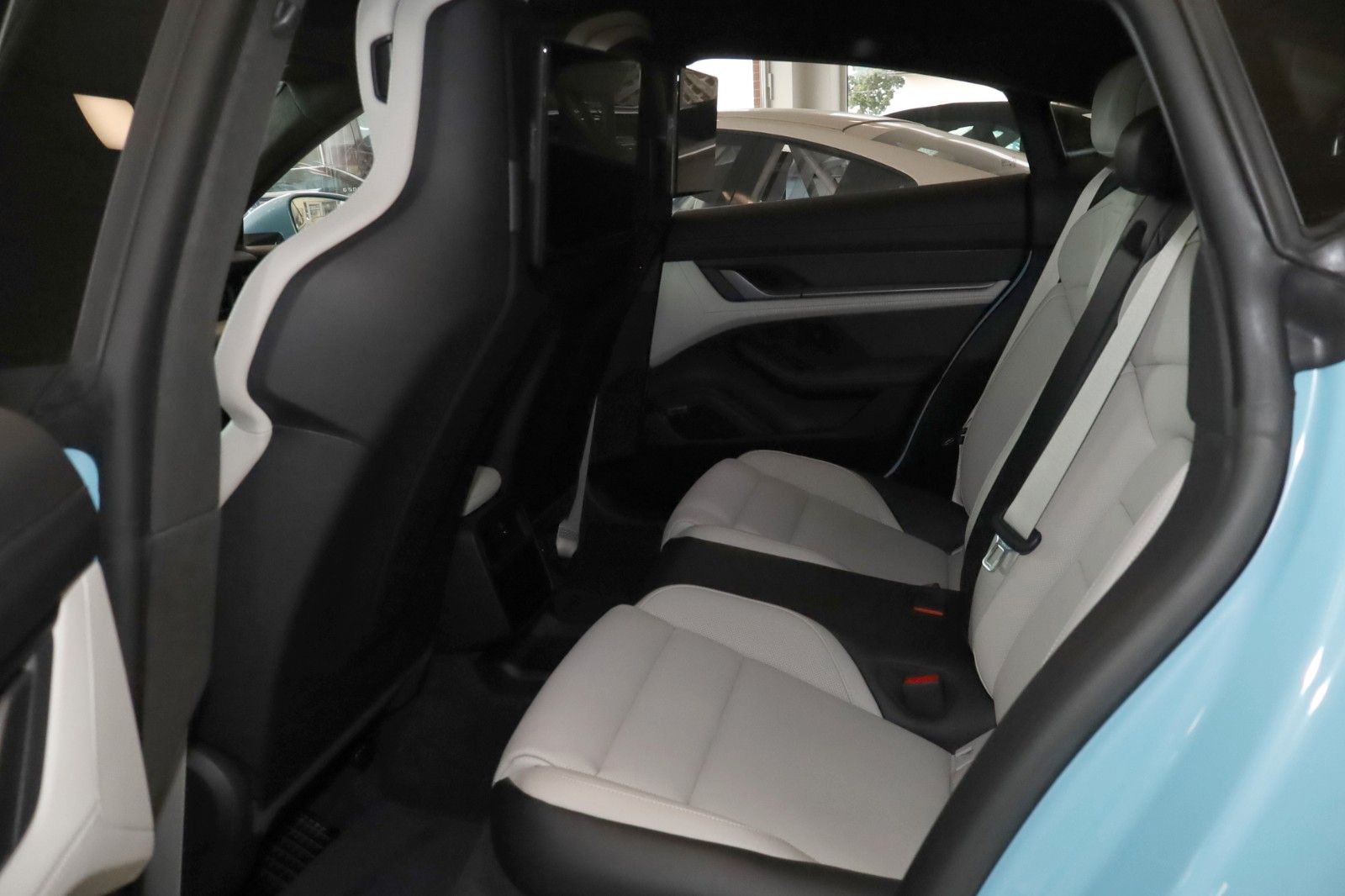 Fahrzeugabbildung Porsche Taycan GTS SportDesign/HeadUP/REAR-DVD/APPROVED
