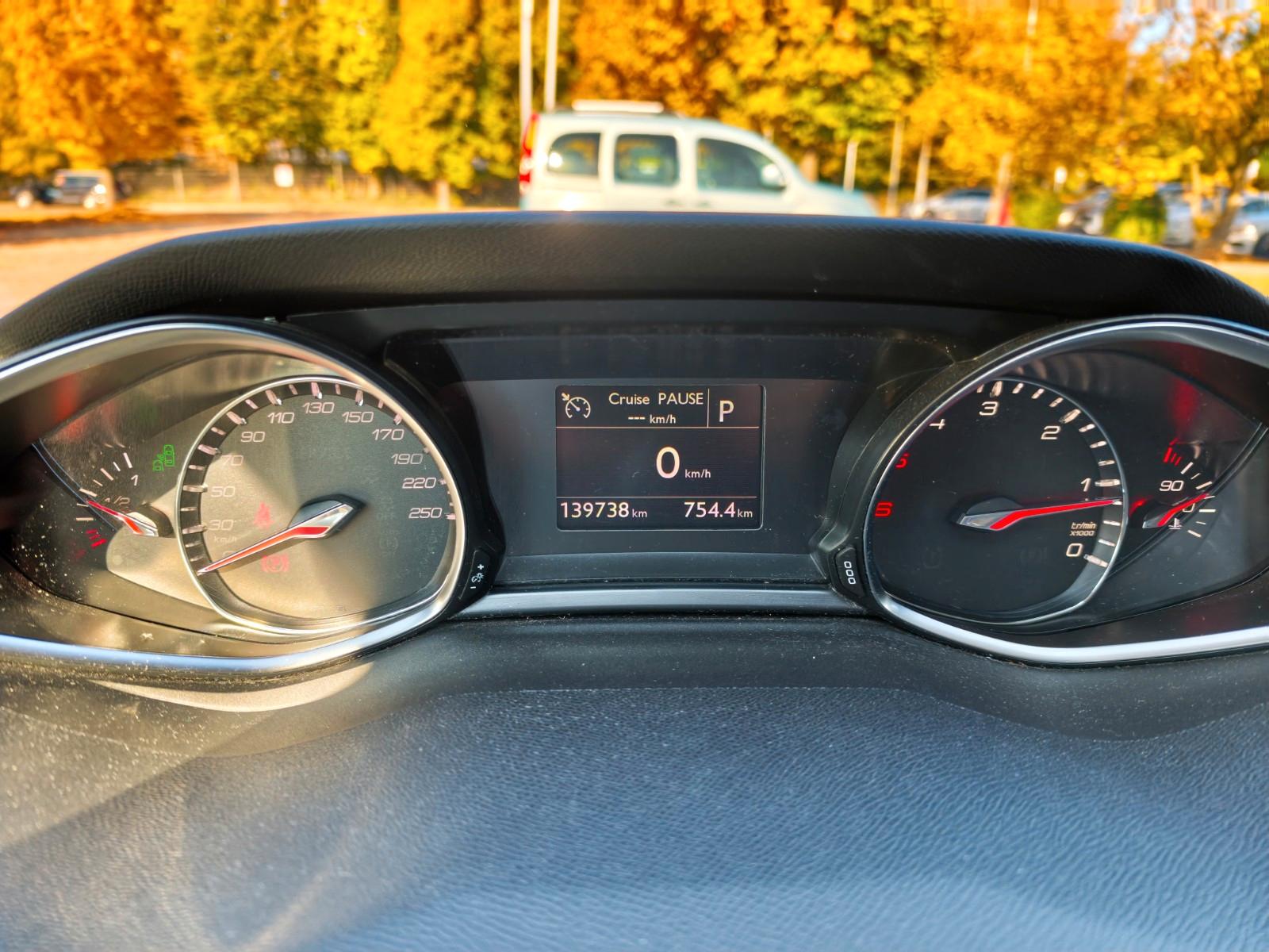 Peugeot 308 2015 — rear view