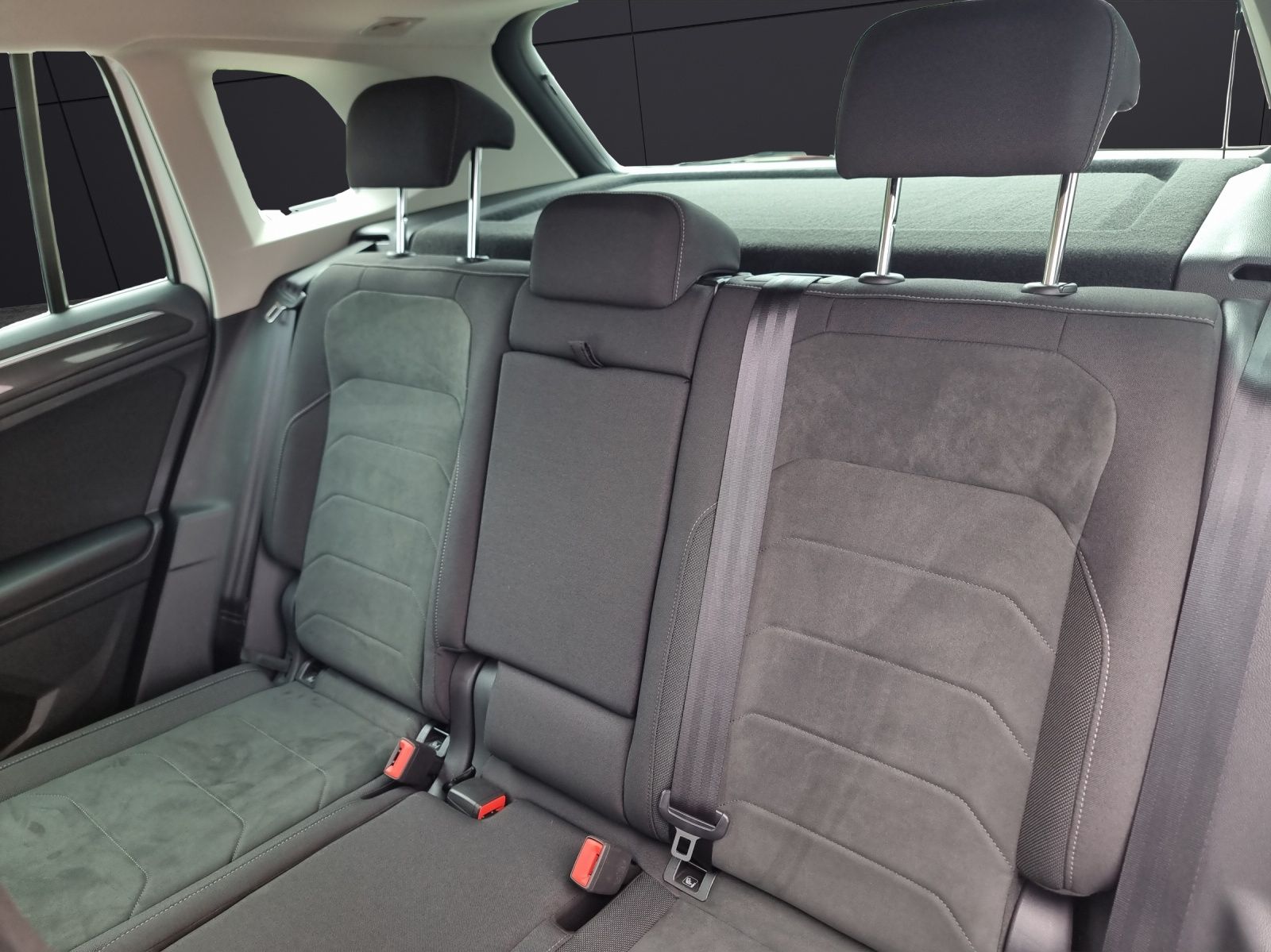 Fahrzeugabbildung Volkswagen Tiguan Elegance eHybrid DSG IQ.Light ACC 18" AHK