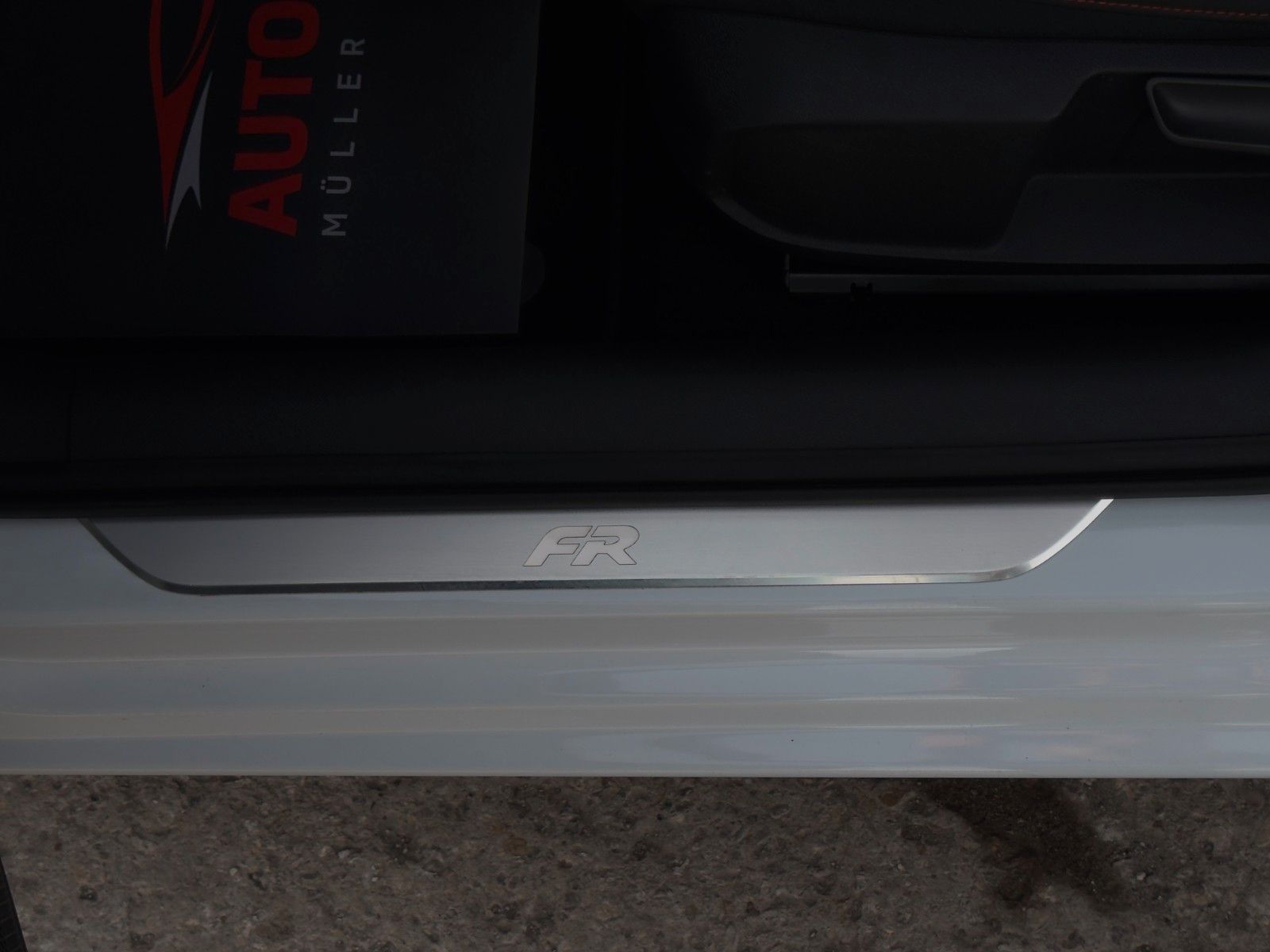 Fahrzeugabbildung SEAT Leon 1.5 TSI FR ACC LED VC SHZ LHZ Kam Ambiente