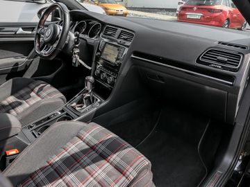 Volkswagen Golf VII GTI Performance BMT Navi Winterräder