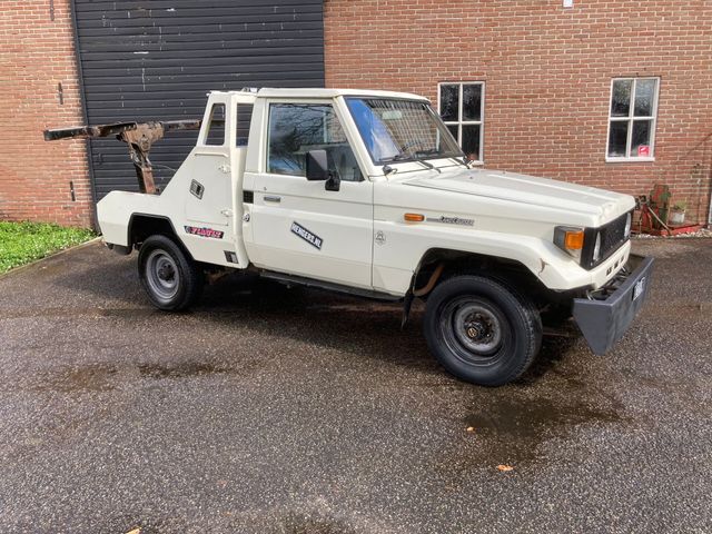 Toyota BJ75 abschlepp