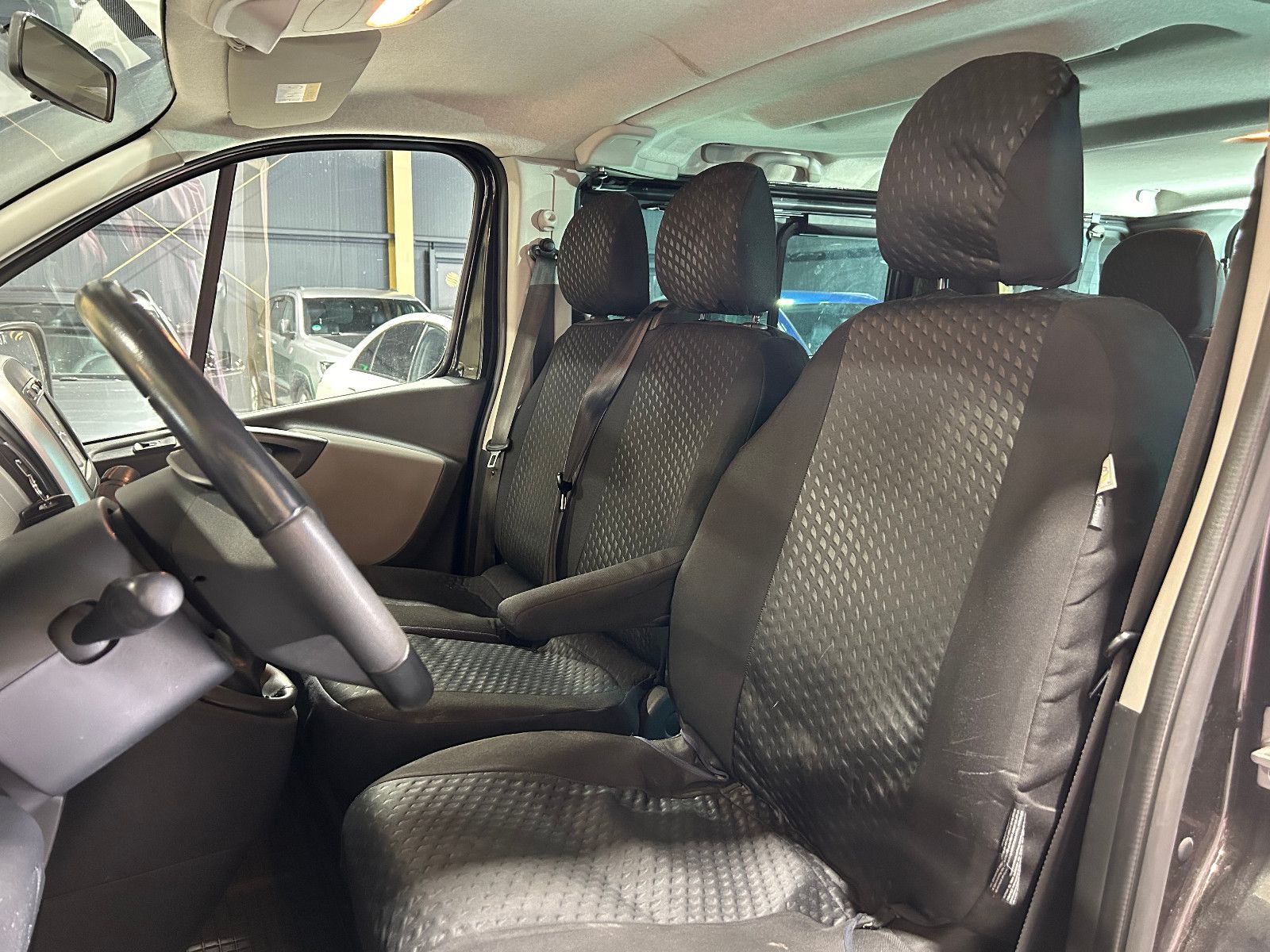 Fahrzeugabbildung Renault Trafic Combi L1H1 2,7t  Expression/9-SITZ/NAVI