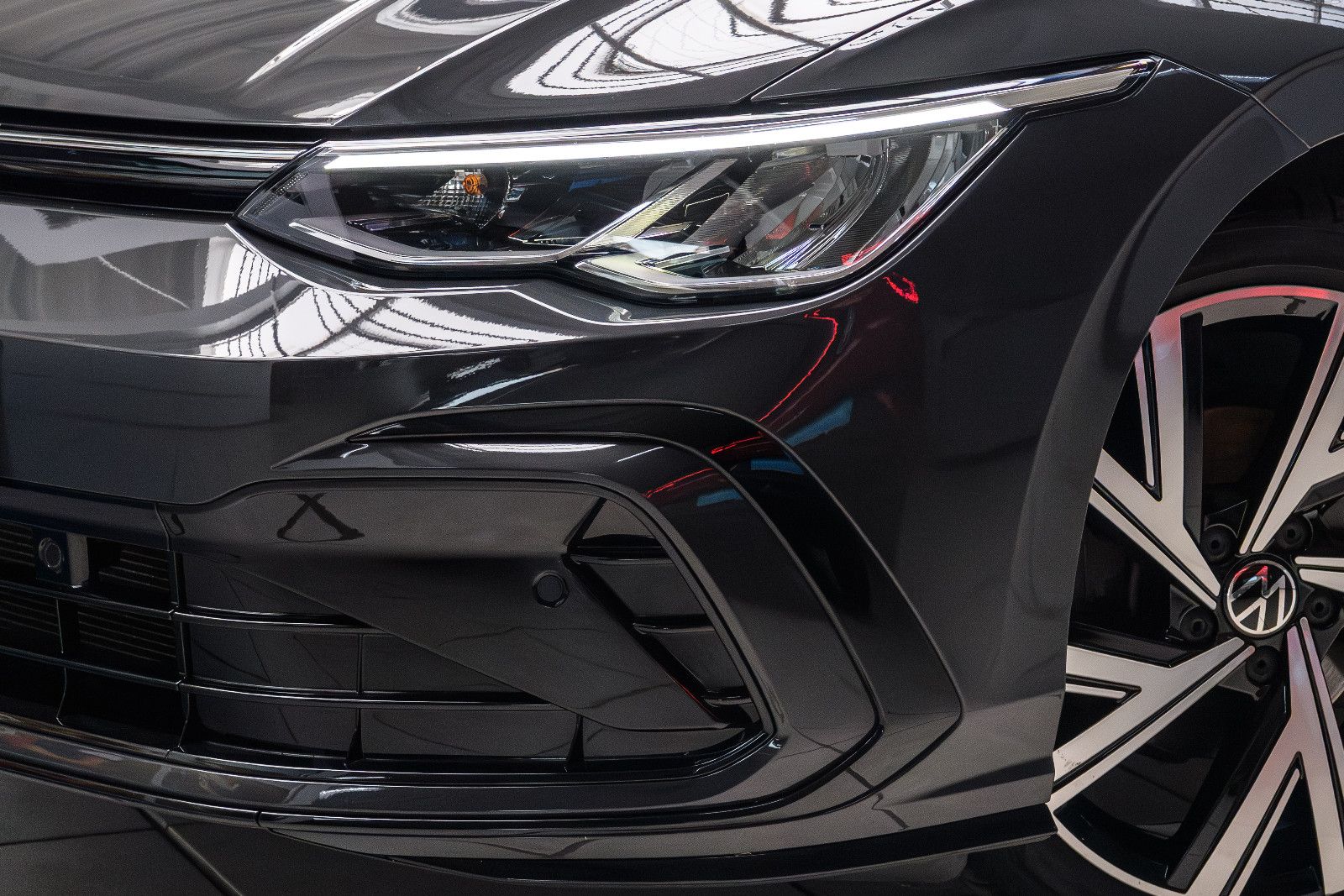 Fahrzeugabbildung Volkswagen Golf VIII R-Line 1.5 eTSI LED+APP+SHZ+18"