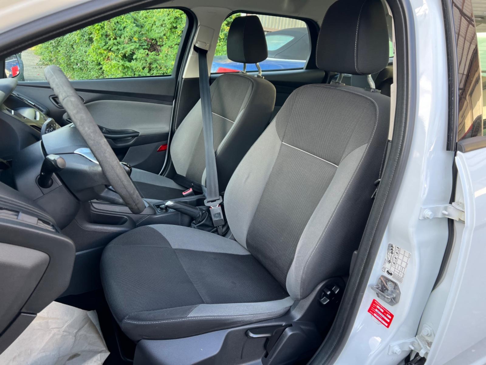 Ford Focus 2014 — photo 14