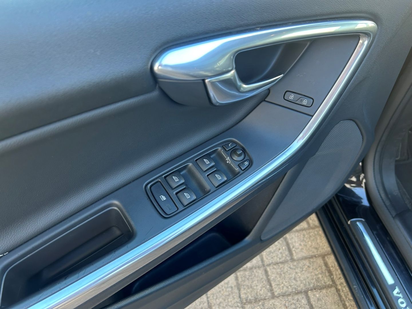 Fahrzeugabbildung Volvo V60 D3 Linje Svart Pano Leder digital SHZ H&R Ka