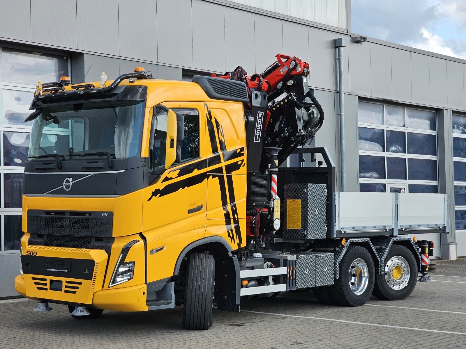 Fahrzeugabbildung Volvo FH 500 SZM + FASSI 545 -7 m. FlyJib 4 Lenkachse