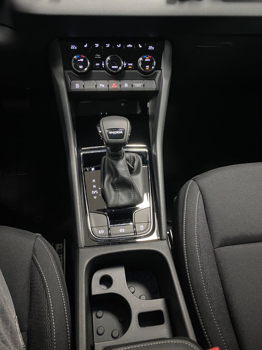 Fahrzeugabbildung SKODA Karoq 1.5 TSI DSG Selection+AHK+KAMERA+16"ALU+BC