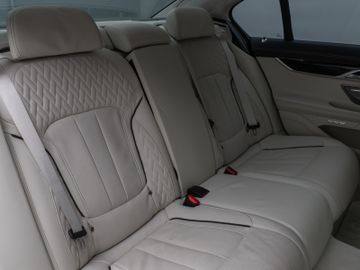 Fahrzeugabbildung BMW 750i xD M Sport 360°Laser Glasdach HUD DAB H/K