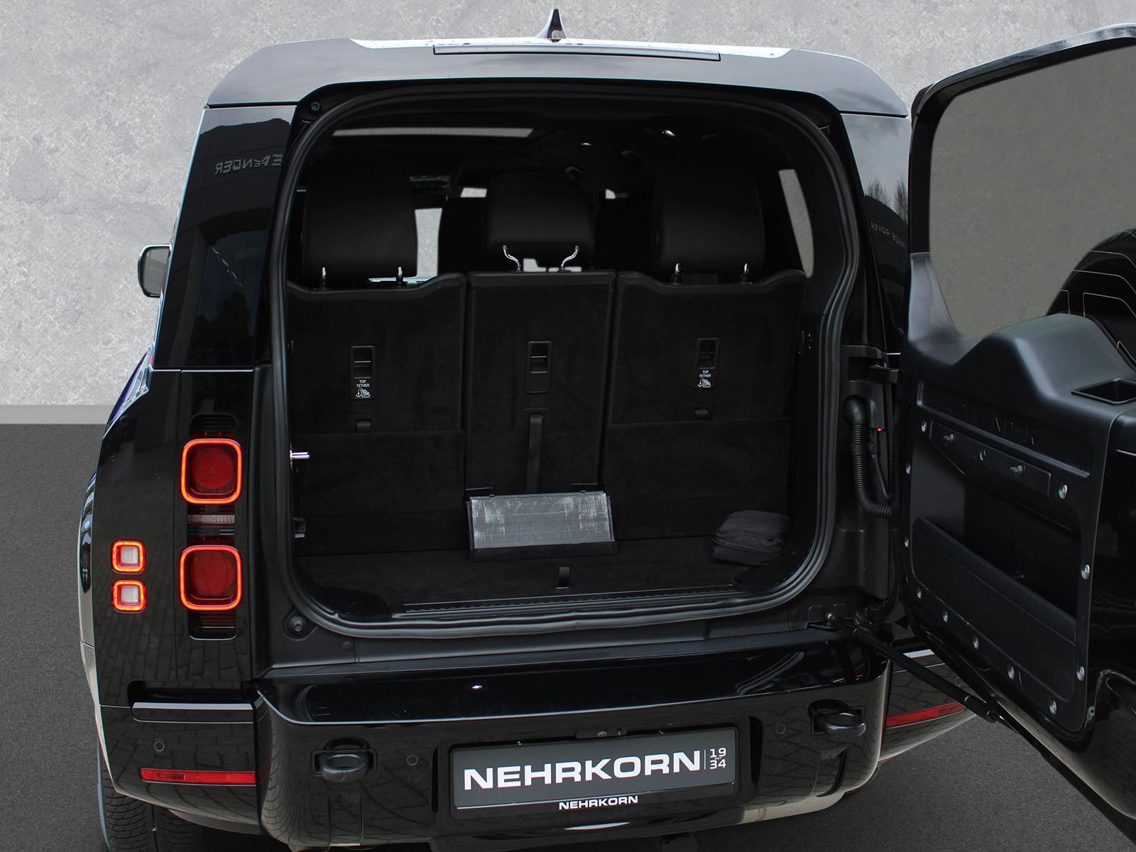 Fahrzeugabbildung Land Rover Land Rover Defender 130 D300 X-Dynamic SE