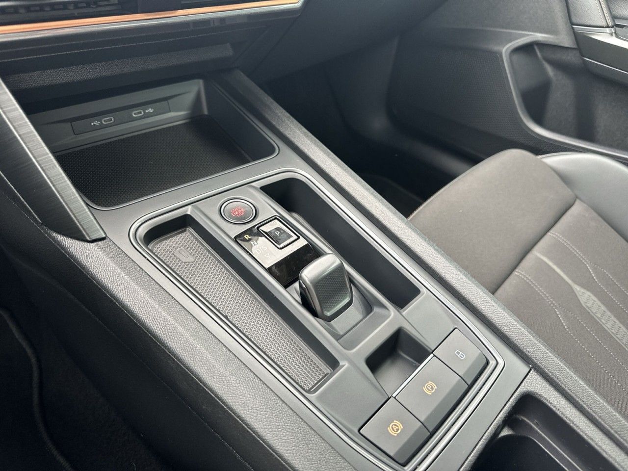 Fahrzeugabbildung CUPRA CUPRA Formentor 1.5 TSI 150 PS DSG - mit KI generiert/bearbeitet