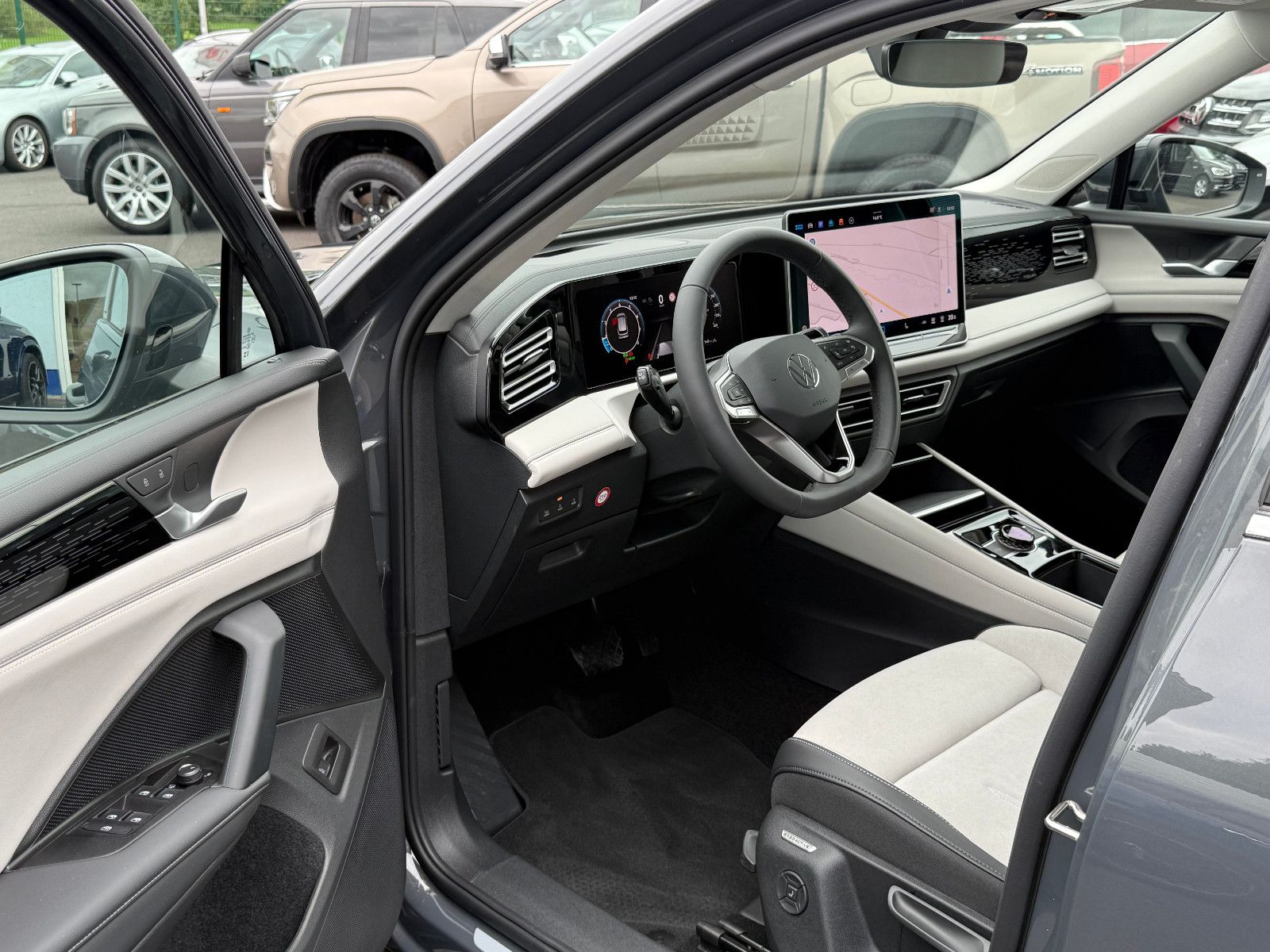 Fahrzeugabbildung Volkswagen Tiguan Elegance AHK ACC HUD LED-Matrix Massage
