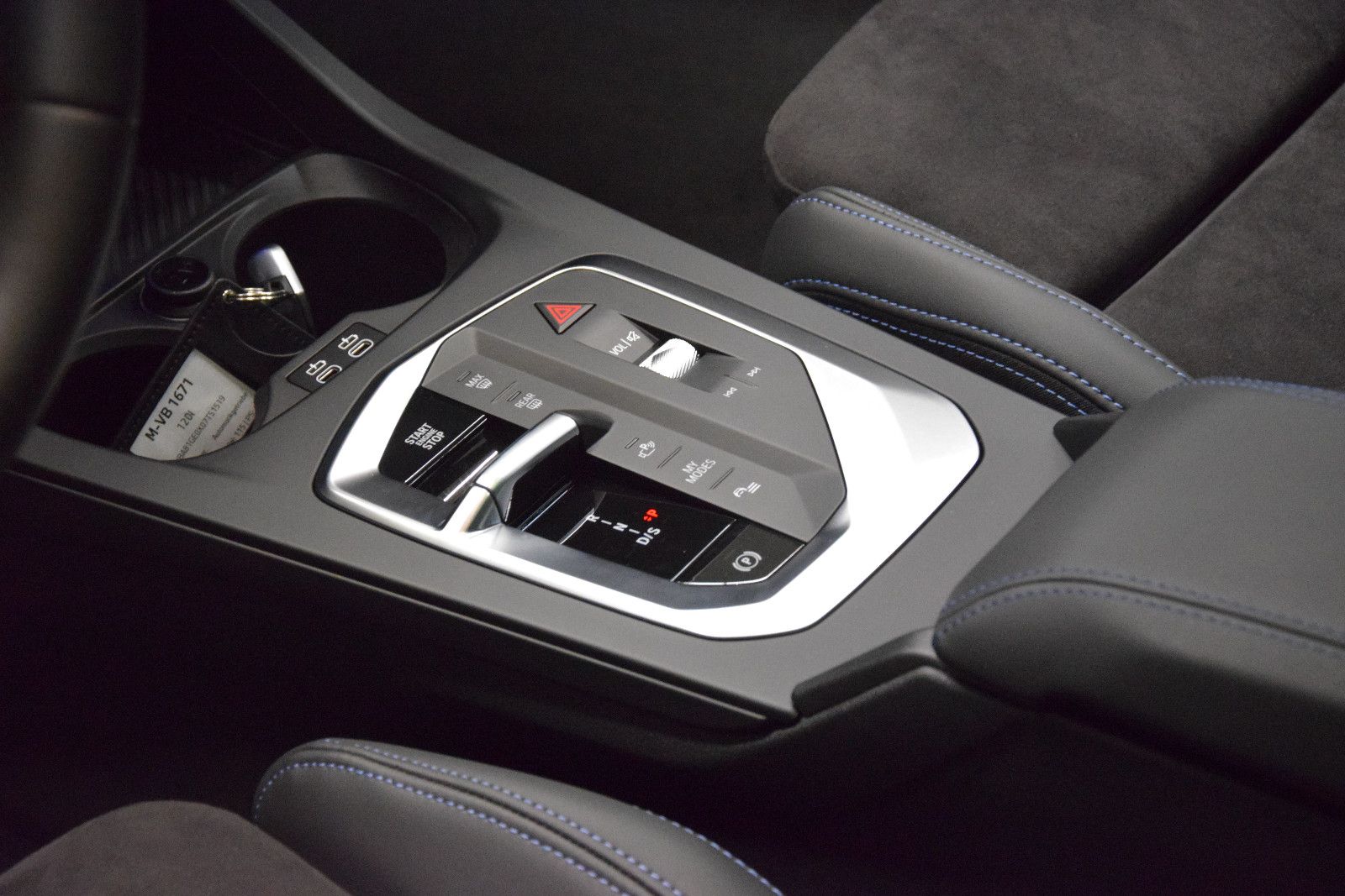 Fahrzeugabbildung BMW 120i M Sport Panorama Alcantara AHK Kamera DSC