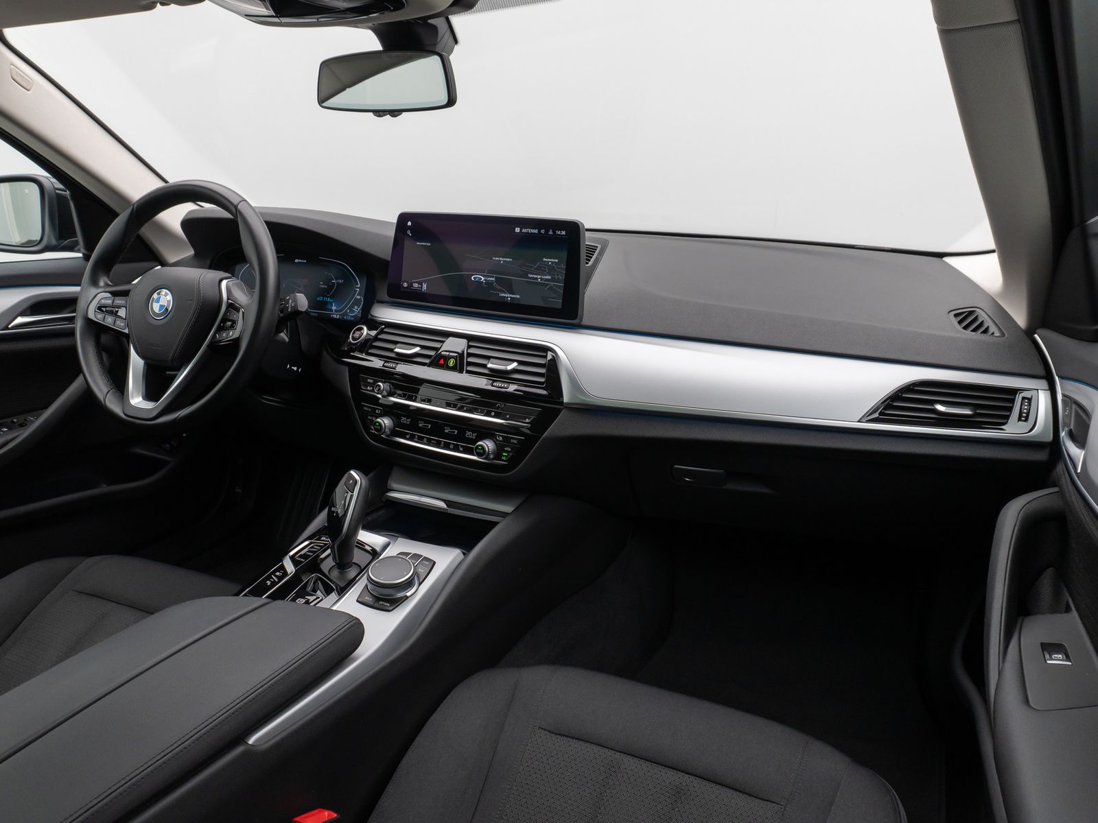 Fahrzeugabbildung BMW 530e xD Panorama Kamera CockPiPro DAB Alarm LED