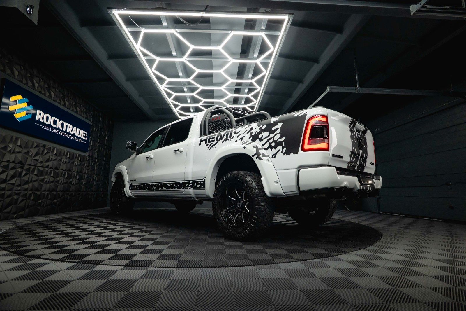 Fahrzeugabbildung Dodge RAM 5.7 V8 HEMI 4x4 OFFROAD Night-Paket *LED*