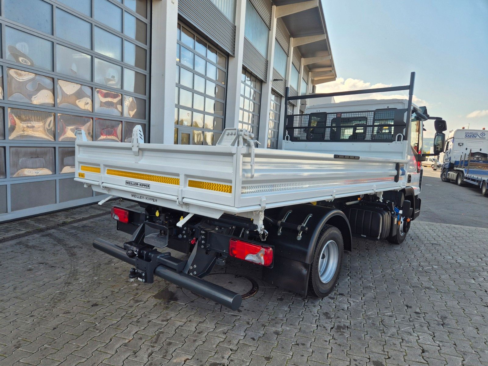 Fahrzeugabbildung Iveco Eurocargo ML80E21 Meiller 2x AHK 3 Sitze