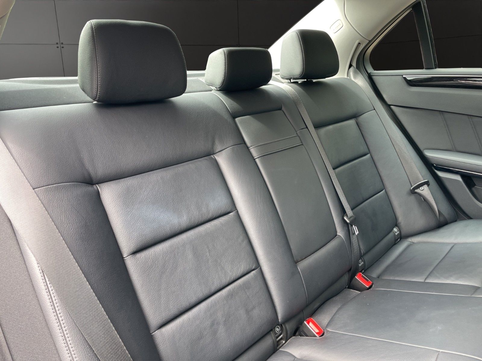 Fahrzeugabbildung Mercedes-Benz E 220 CDI Lim.*Bi-Xen*Standhz*Tempomat*PDC