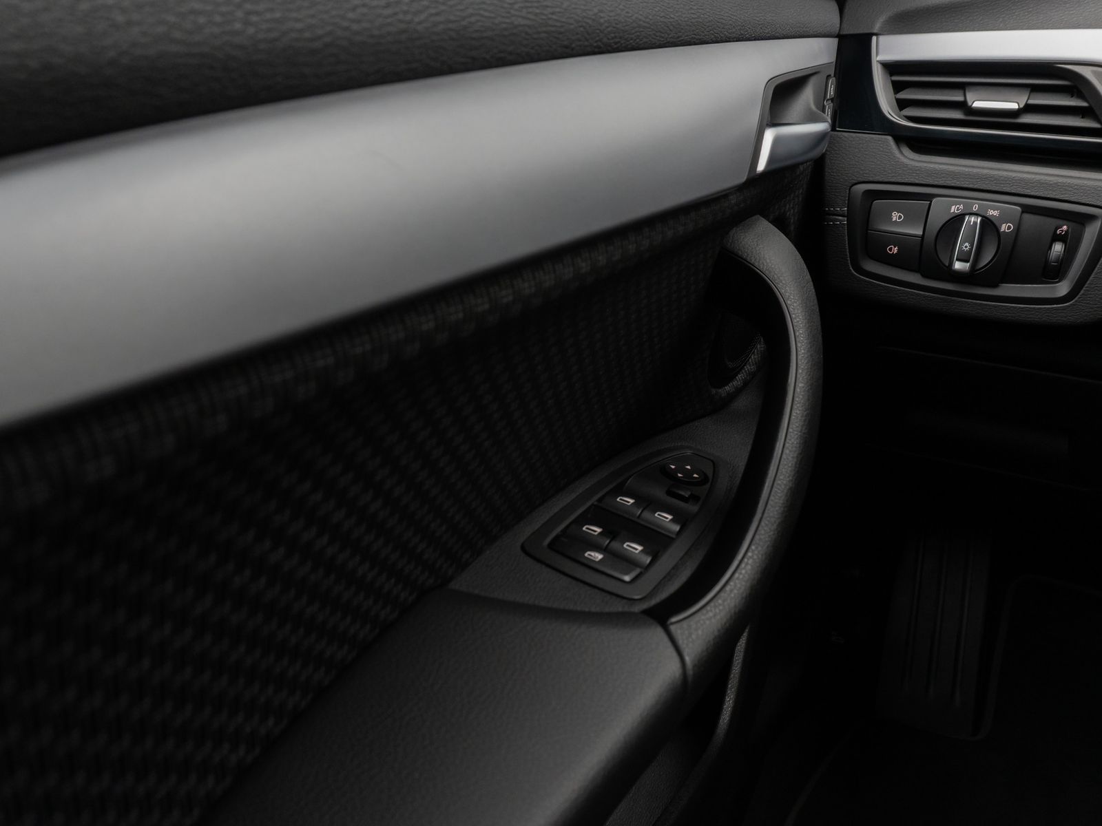 Fahrzeugabbildung BMW X2 xD25e Parkassist DAB Lordos Geschwindigkeitsr