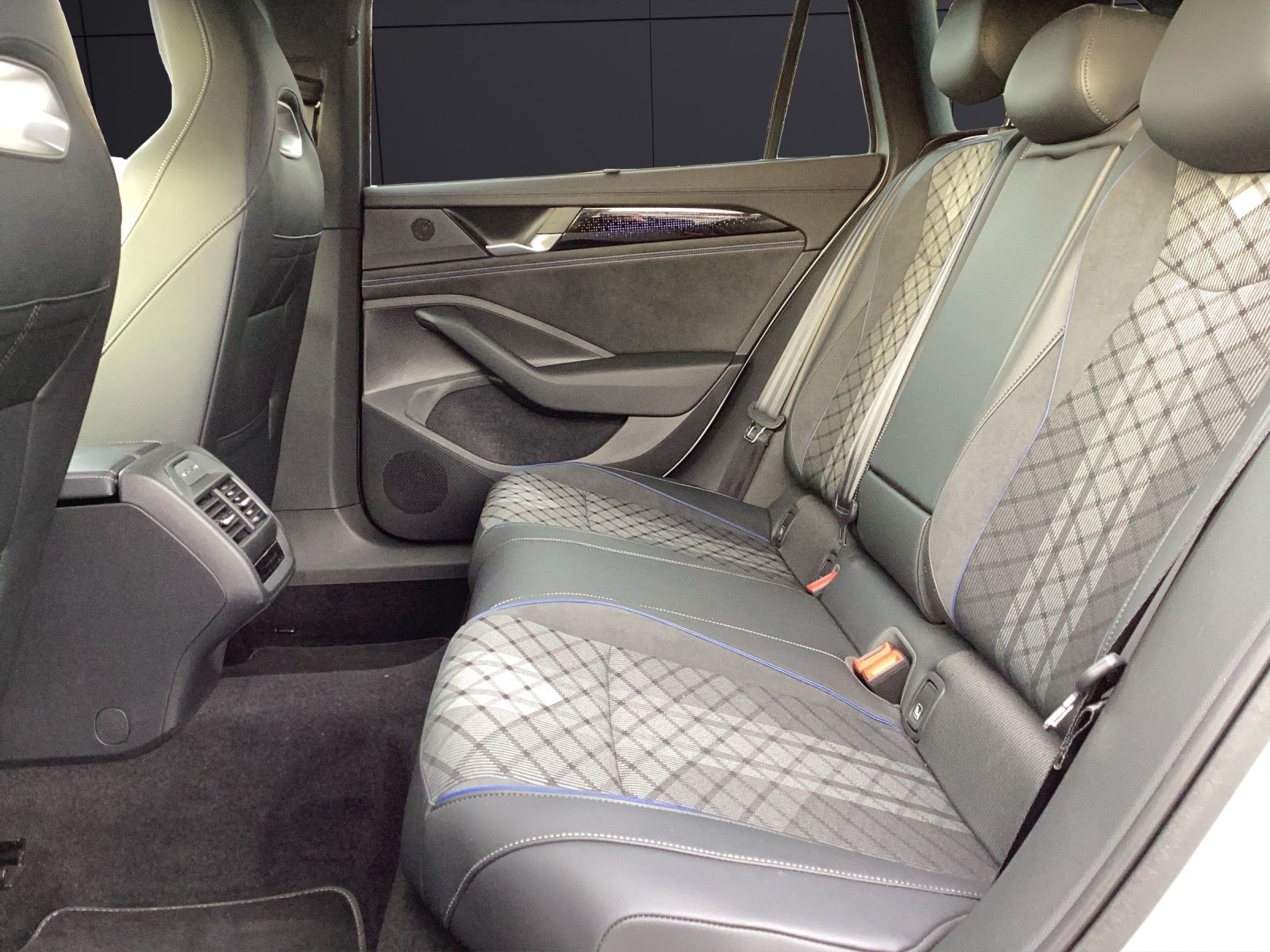 Fahrzeugabbildung Volkswagen Passat TDI R-Line Black Style MatrixLED AHK ACC