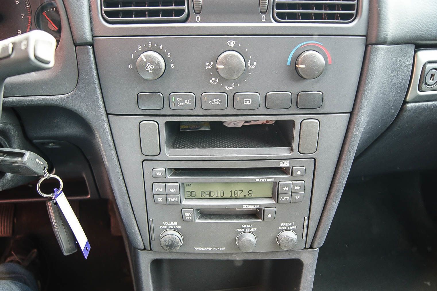 Fahrzeugabbildung Volvo V40 1.8i KLIMA XENONLICHT 2.HAND GEPFLEGT