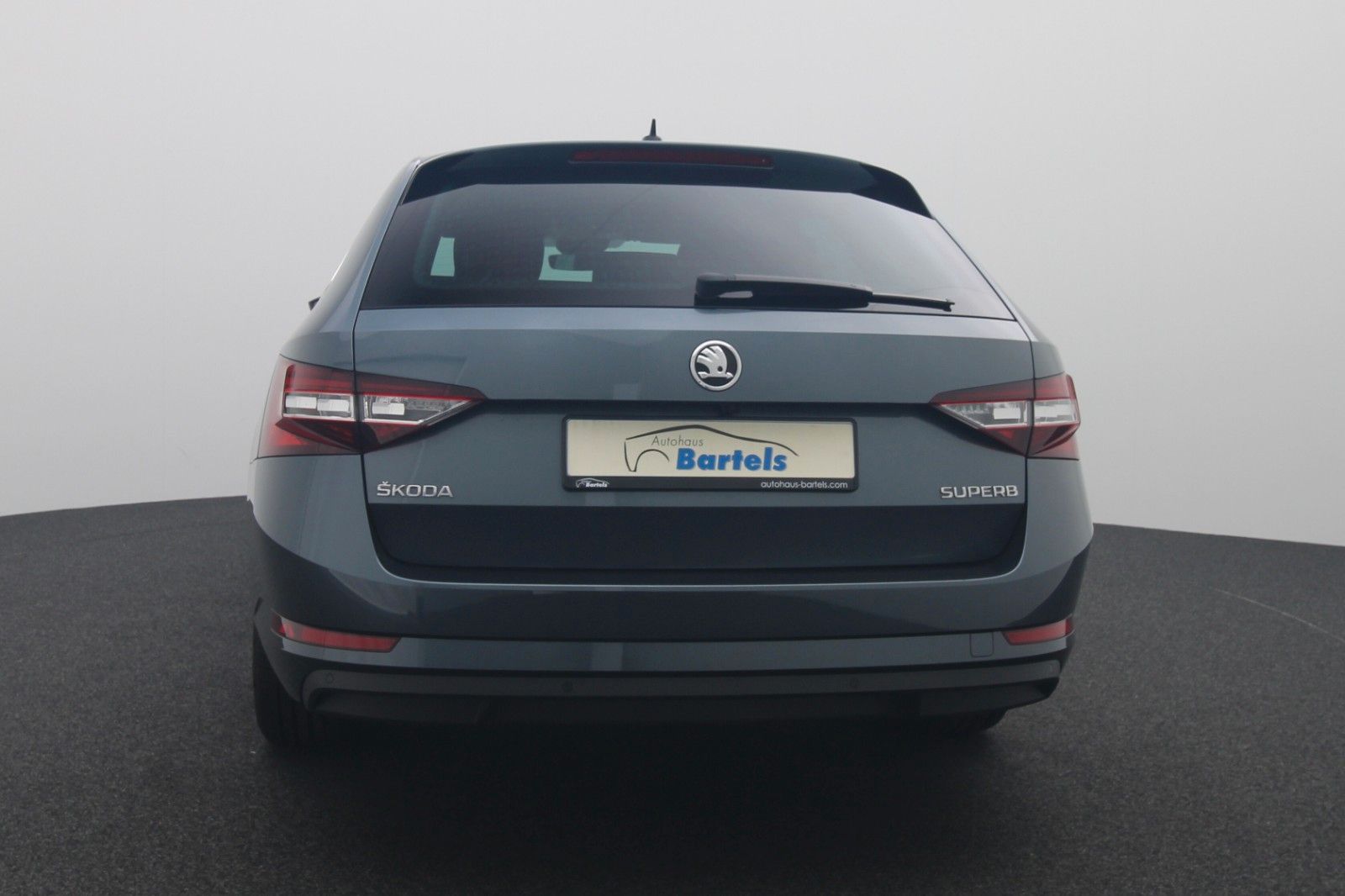 Fahrzeugabbildung SKODA Superb Combi ACC NaviXenon DSG  PDC SHZ v+h