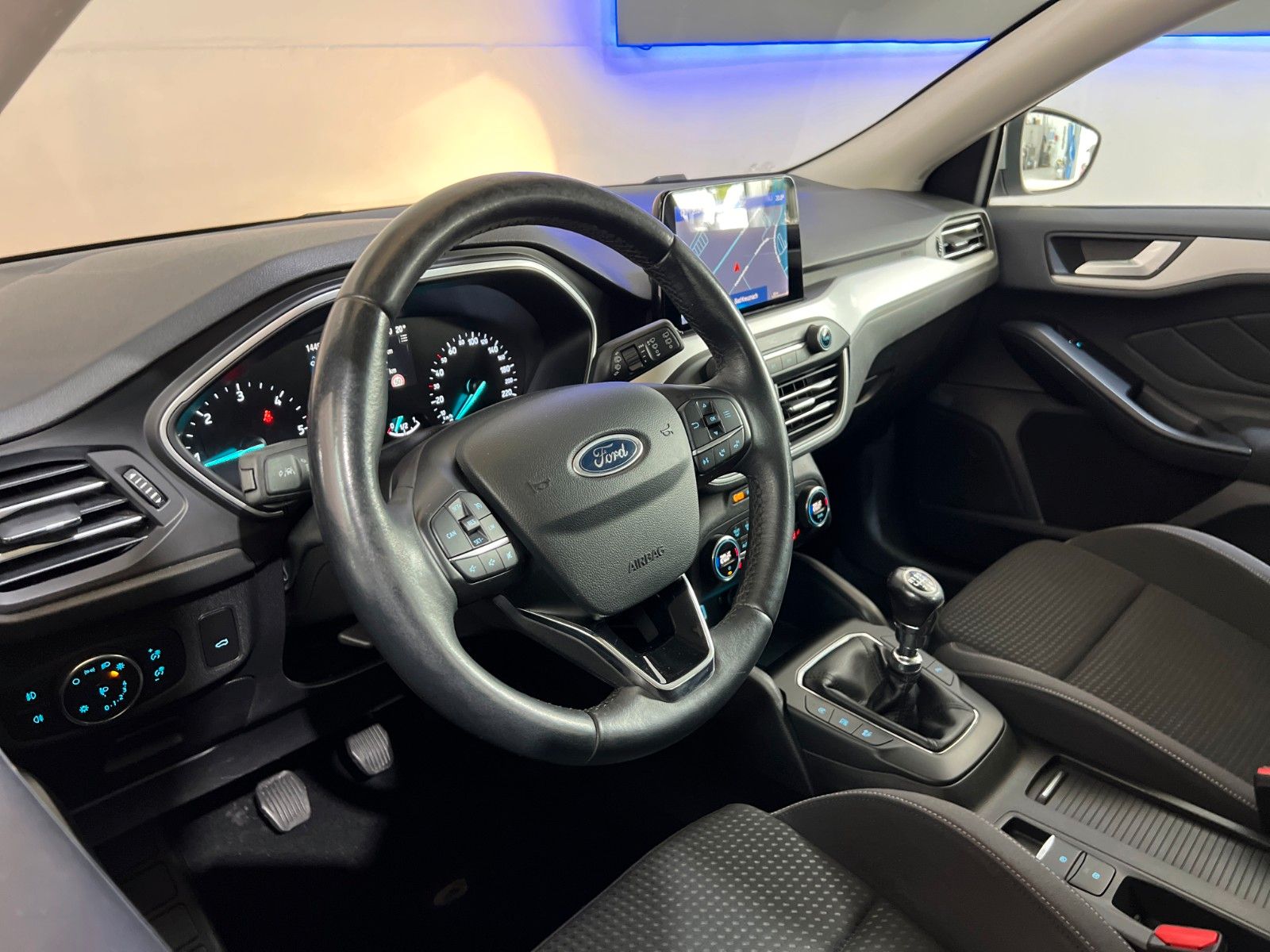 Fahrzeugabbildung Ford Focus Turnier  1,5 TDCI *E-HECKKLAP *SPUR*DAB*