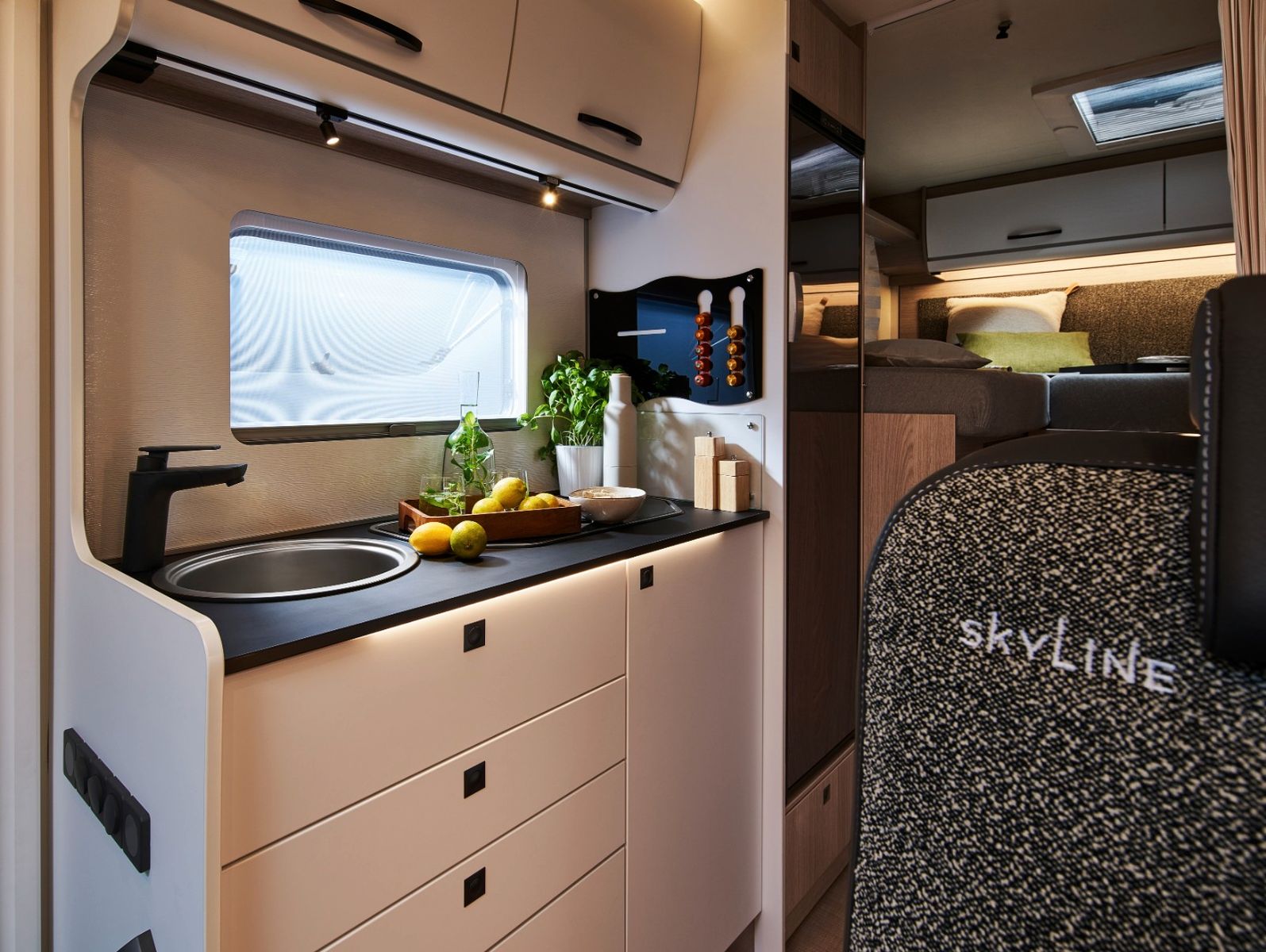 Fahrzeugabbildung Bürstner Lyseo time SkyLine 690 G *Hubbett*Navi*RFK*Sat*