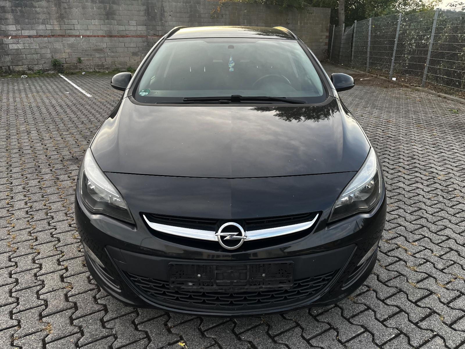Opel Astra 2015 — rear view