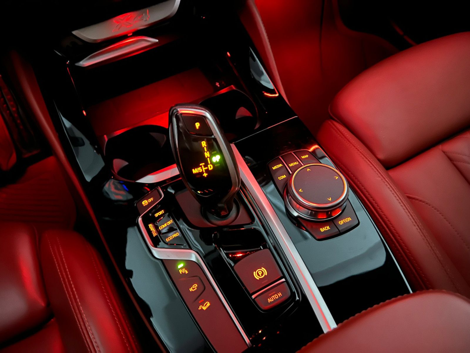 Fahrzeugabbildung BMW X4 xDrive 30 i M SPORT/ACC/H&K/HuD/PANO/DE FZG